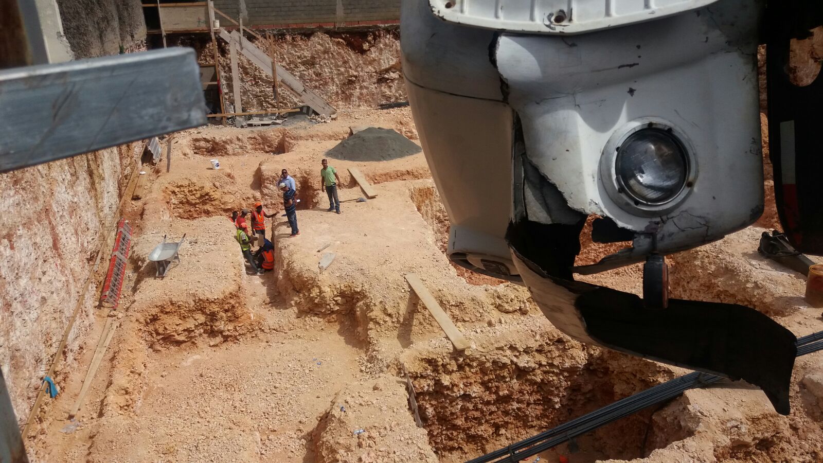 Vista de la patana que se volcó hoy, 21 de julio de 2016, en construcción del sector Bella Vista de esta capital. 