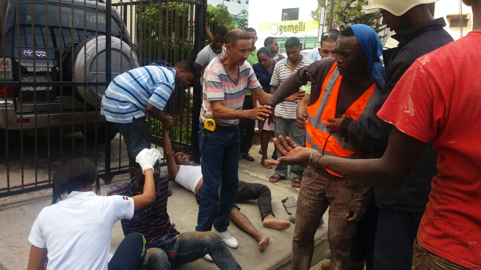 Paramédicos del Sistema de Emergencias 9-1-1 asisten a los heridos tras volcarse una patana hoy, 21 de julio de 2016, en construcción del sector Bella Vista de esta capital. 