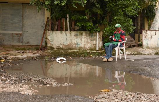 Un recodo atrapa agua de lluvia en la Urbanización Esperanza