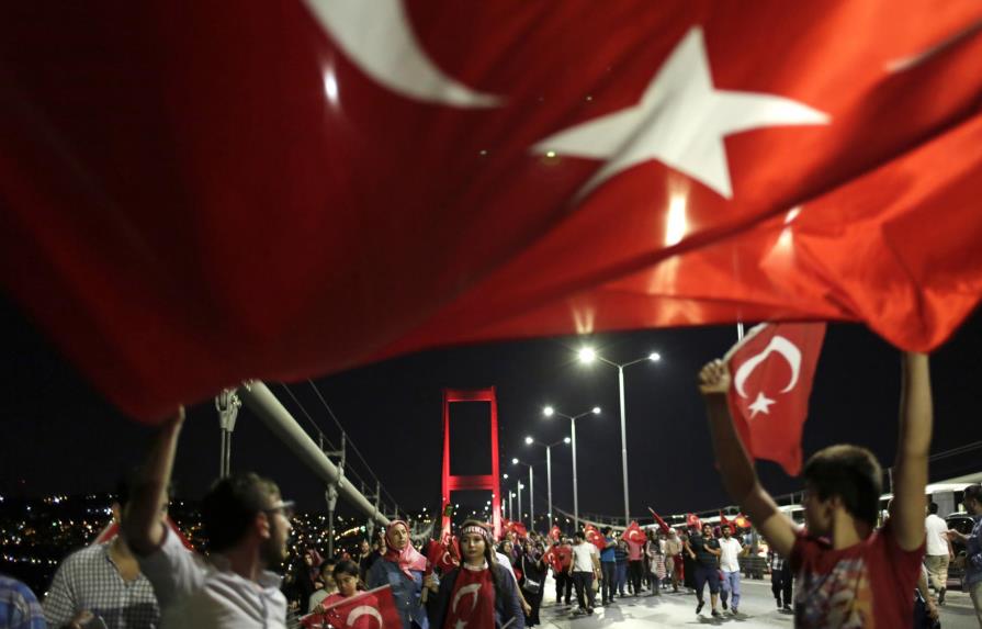 Presidente turco declara triunfo ante multitud 