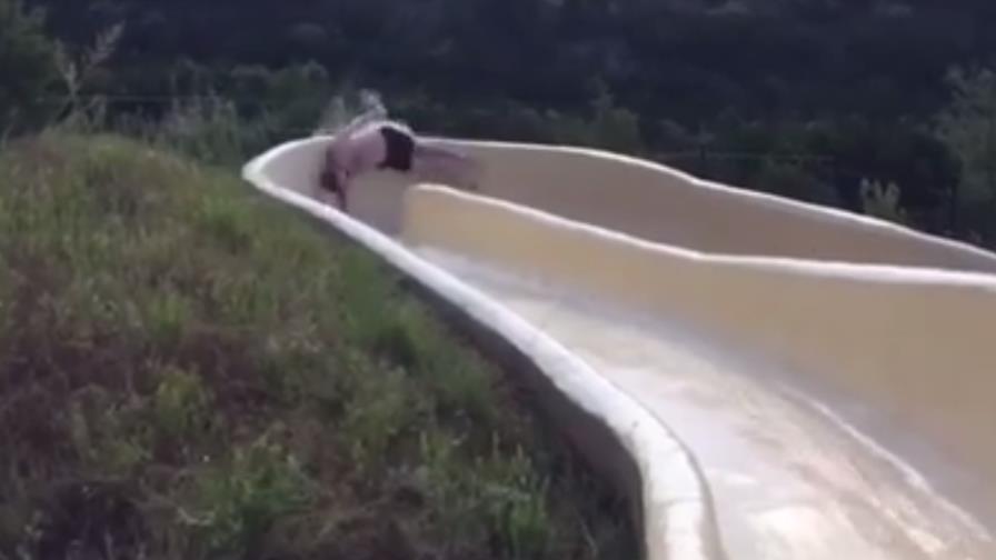 Vídeo: Hombre se cae de un tobogán acuático en Dallas