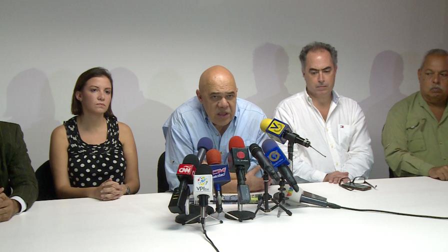 Oposición venezolana dice dialogará cuando se anuncie avance en revocatorio