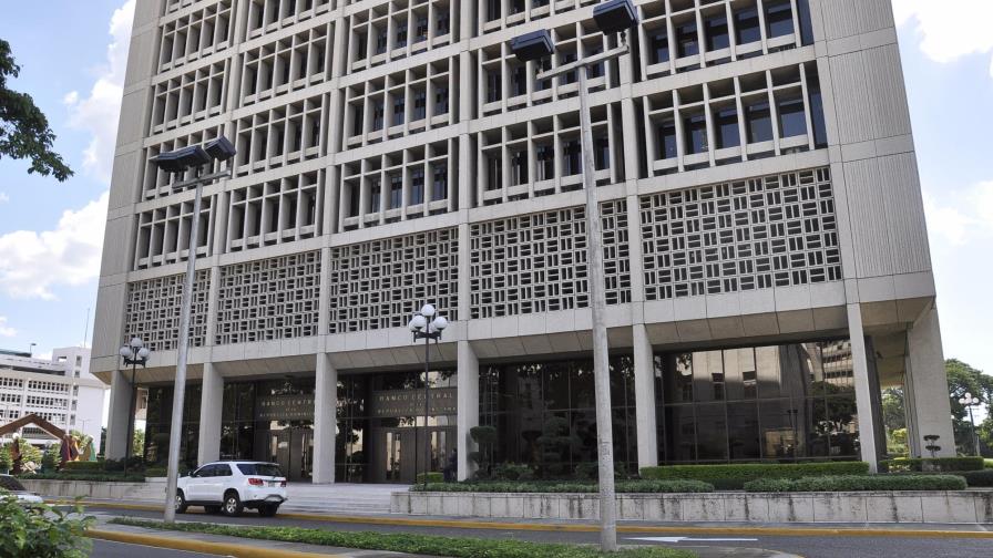 Disponibilidad del dólar está controlada en bancos del país