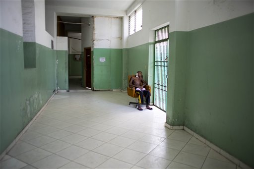 En esta imagen del 15 de julio de 2016, un joven paciente de cáncer se sienta en una silla esperando a su tratamiento en el hospital de la Universidad Estatal de Haití, en Puerto Príncipe.