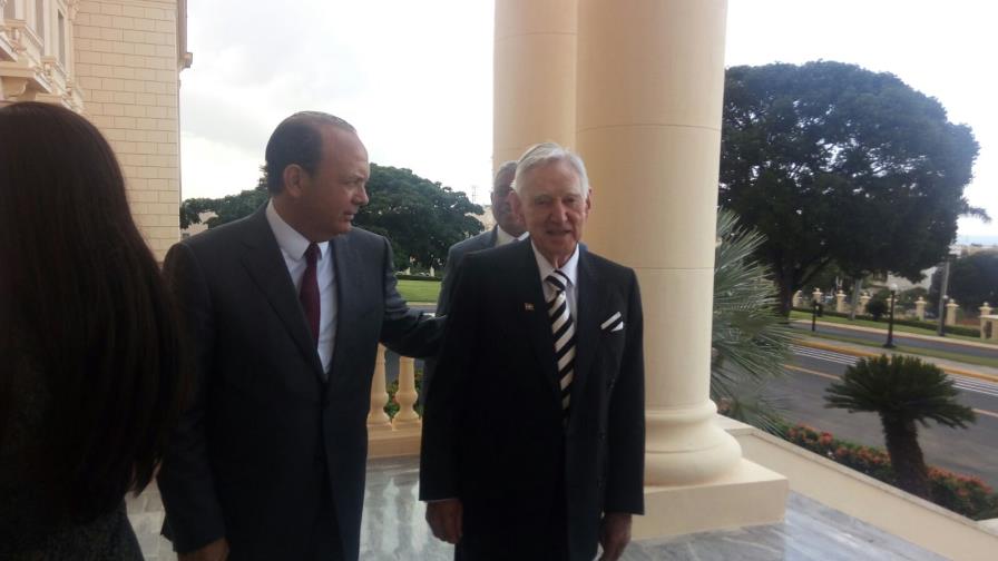 Familiares de Hipólito Mejía visitan al presidente Danilo Medina en calidad de empresarios