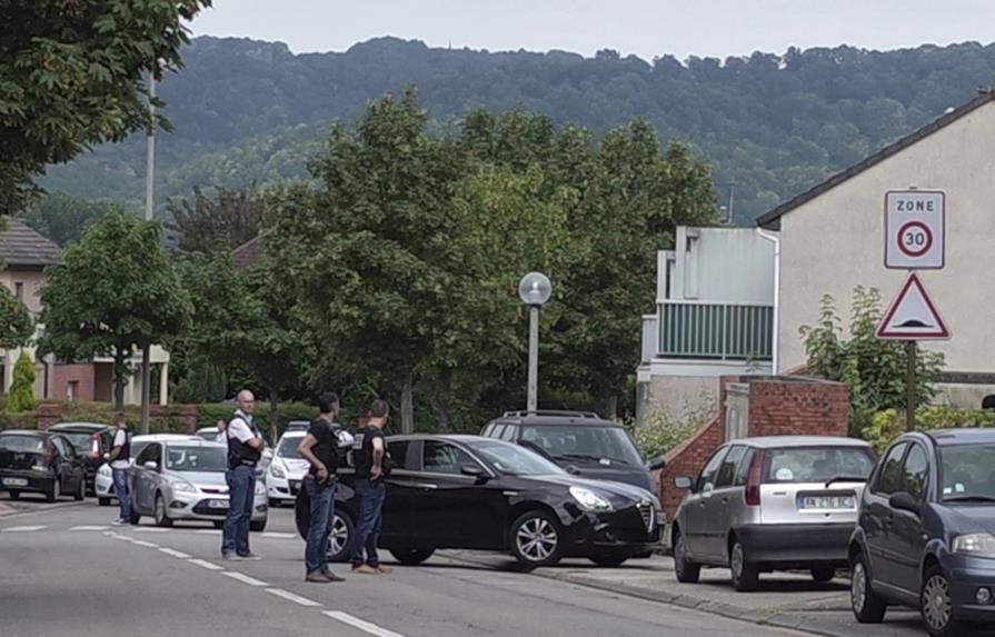 Monja que huyó de iglesia atacada en Francia dice que arrodillaron al cura y grabaron el crimen