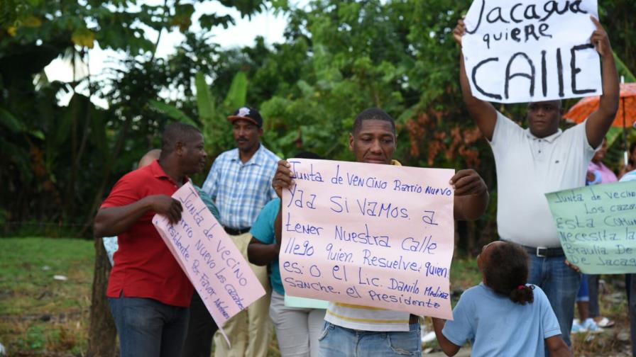 Residentes en Los Casabes de Villa Mella reclaman arreglo de calles Residentes en Los Casabes de Villa Mella reclaman arreglo de calles