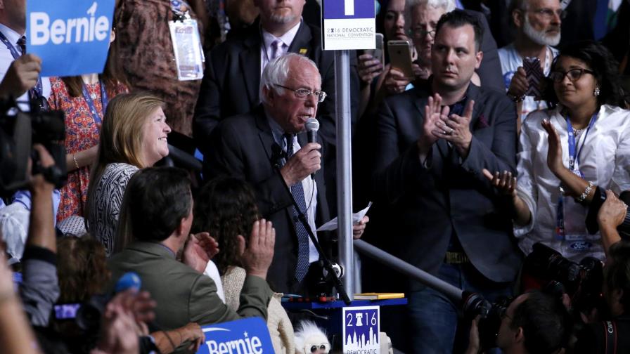 Clinton hace historia y se convierte en candidata presidencial demócrata Clinton hace historia y se convierte en candidata presidencial demócrata