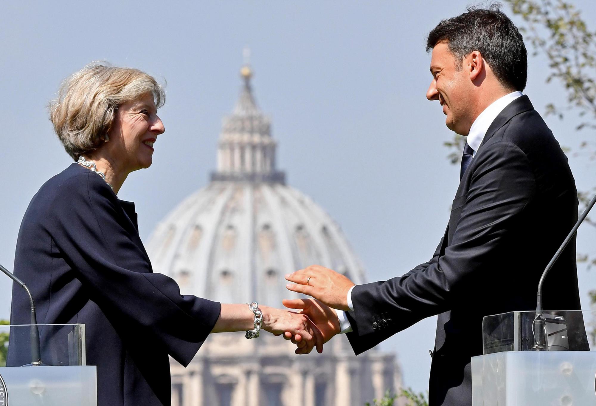 Primera ministra británica visita Italia