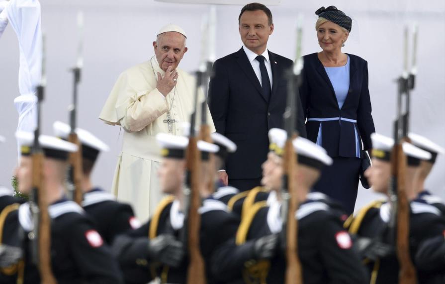 El papa Francisco aterriza en Cracovia para asistir a la Jornada Mundial de la Juventud