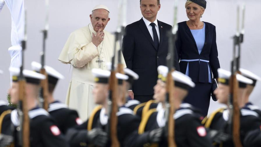 El papa Francisco aterriza en Cracovia para asistir a la Jornada Mundial de la Juventud