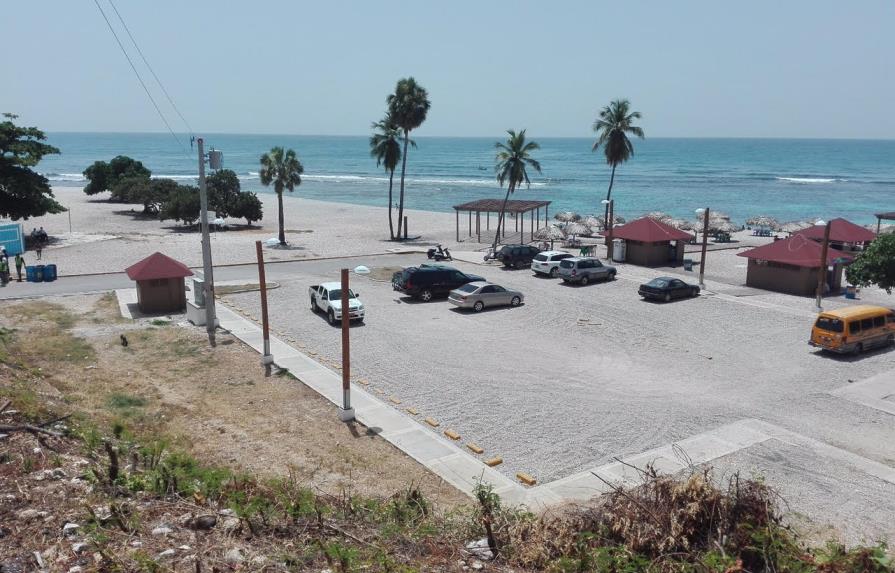 Obras Públicas informa acondiciona playas de Barahona