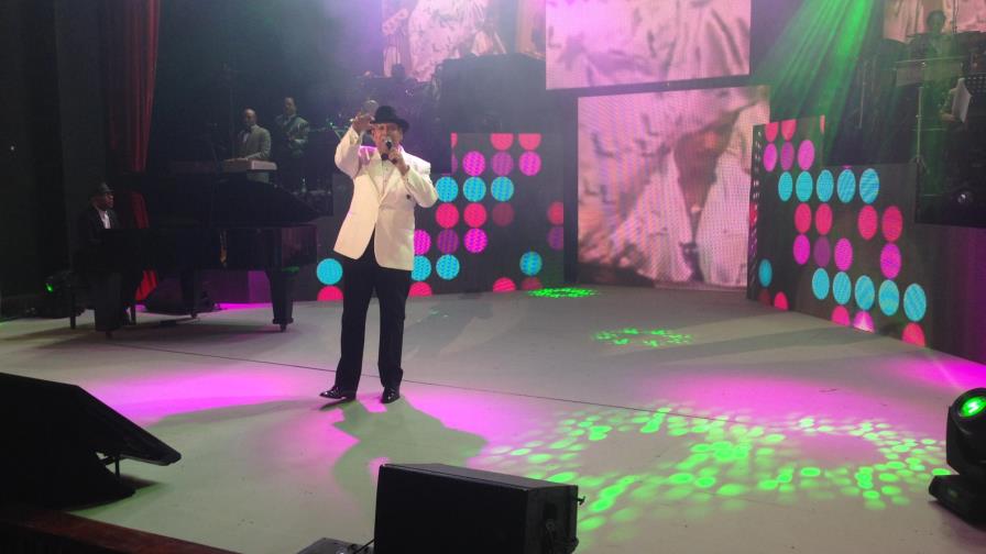 Fernando Villalona, agradecido en concierto por 45 años de carrera