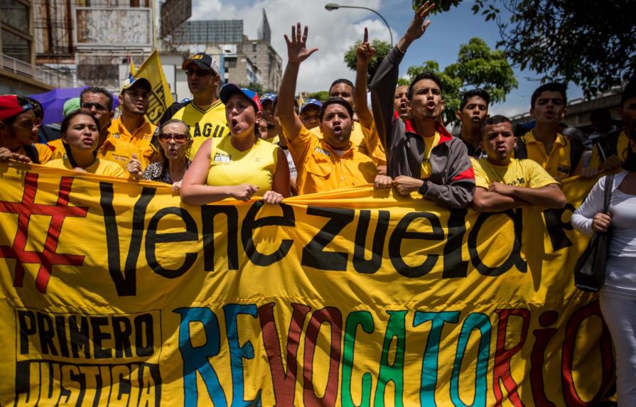 Oposición venezolana entrega a Consejo Electoral solicitud para celeridad en revocatorio