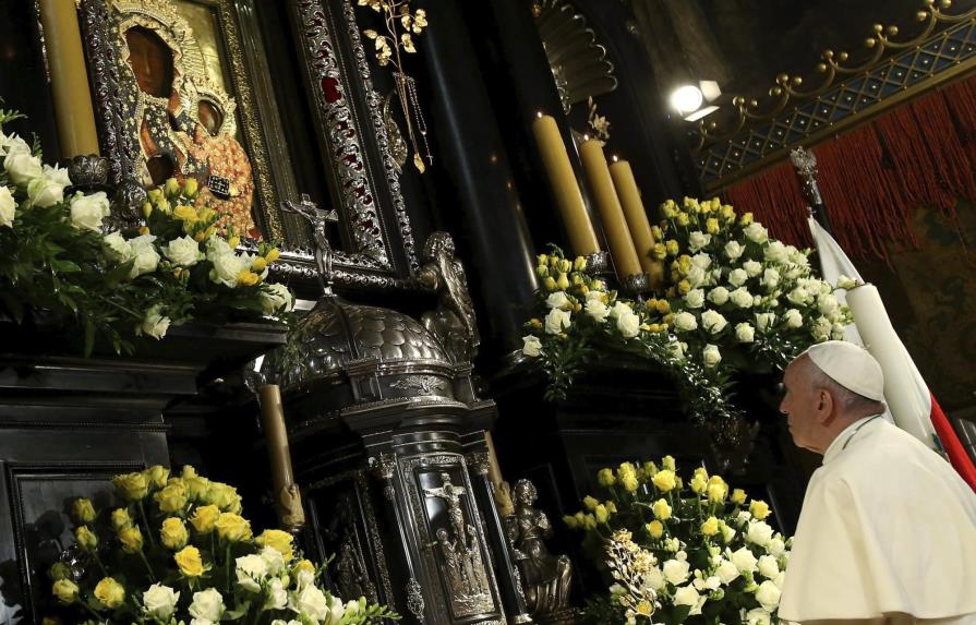 Papa Francisco visita altar de la Virgen Negra en Polonia