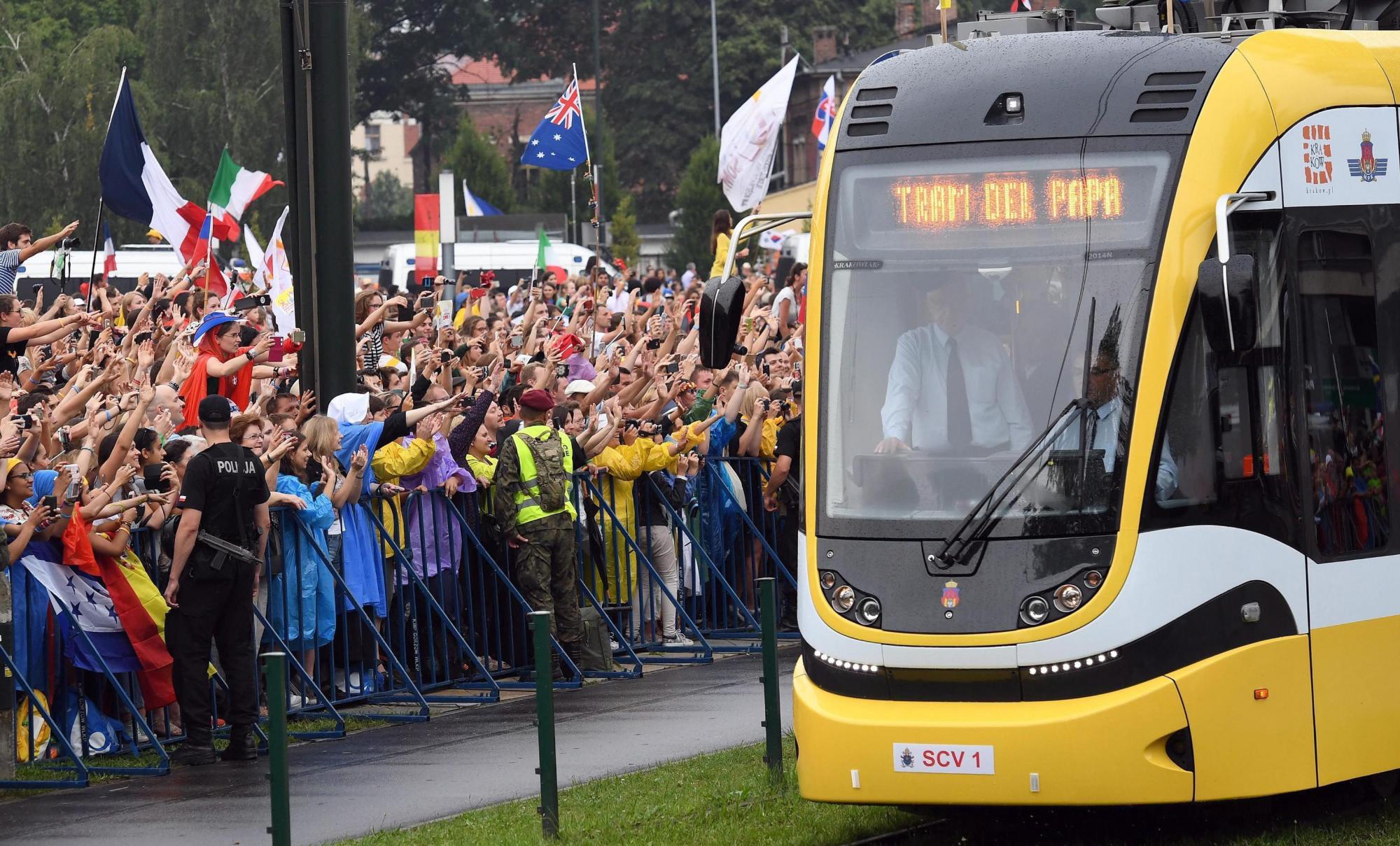 Papa Francisco sube al tranvía en Polonia