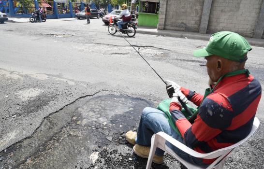 Fuga de agua causa hoyos en la calle Isabel Aguiar