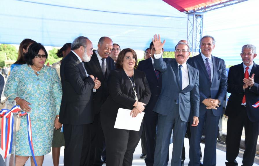 Presidente Medina inaugura liceo y estancia infantil en Boca Chica   