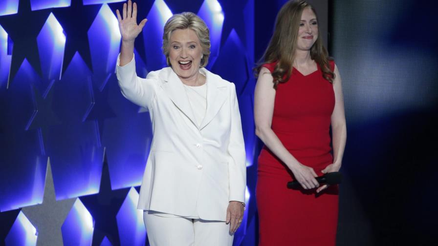 Clinton acepta nominación para convertirse en primera Presidenta de EE.UU.