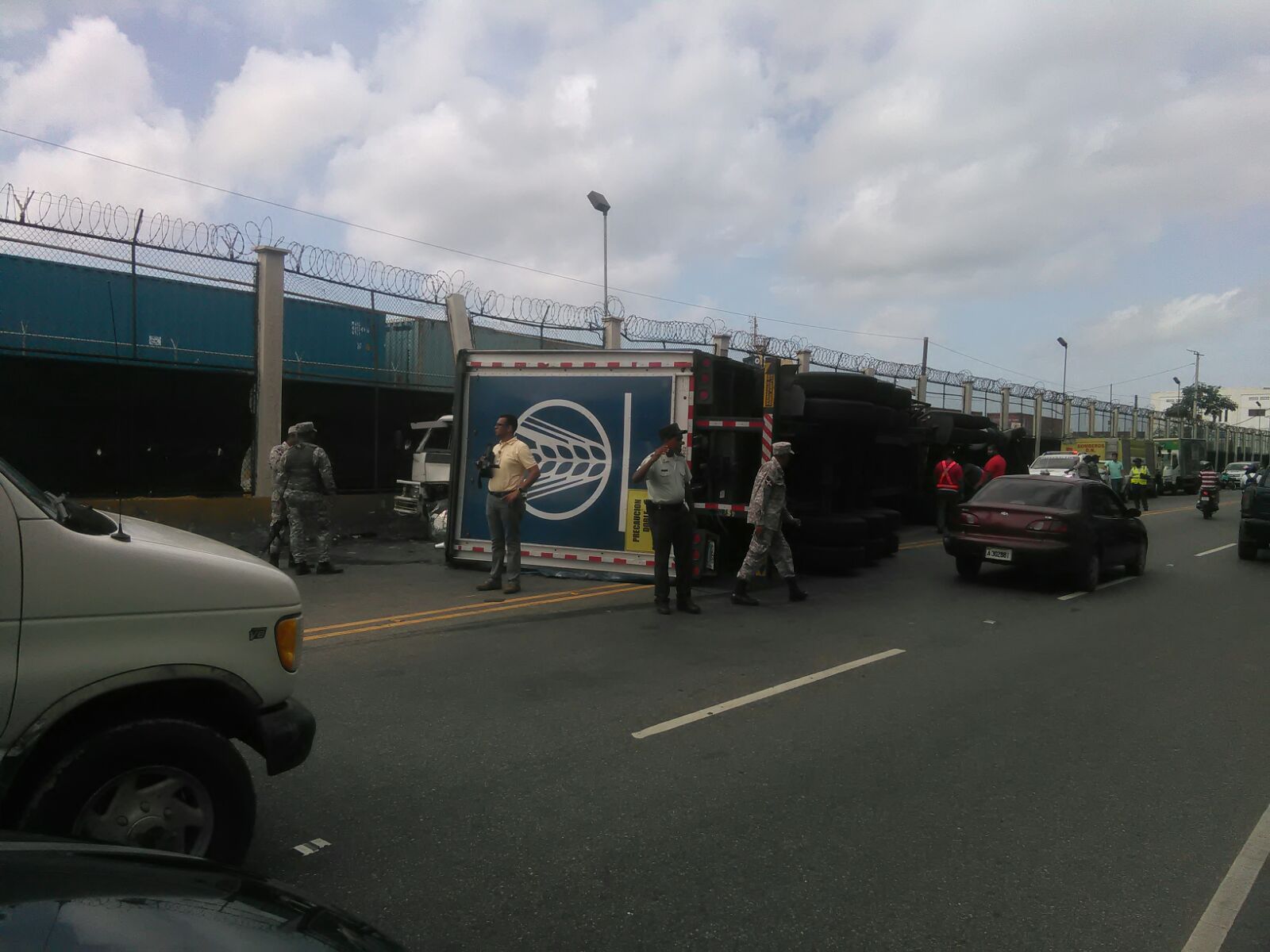 Agente de la AMET controla en tránsito. 