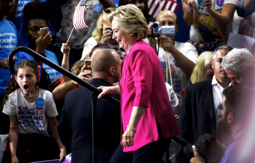 Clinton y Kaine arrancan campaña en busca del voto blanco tras la convención