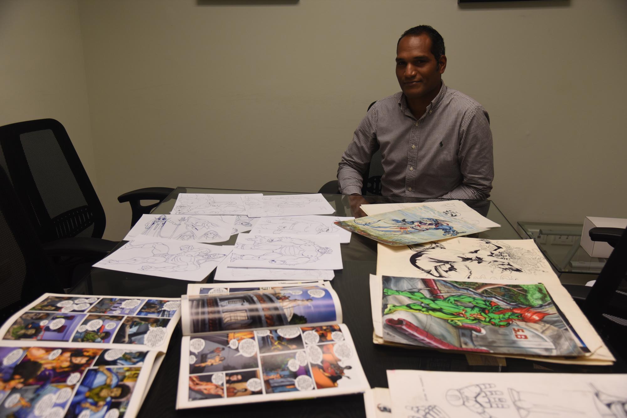 Yovanny Ramírez Florentino con sus ilustraciones.