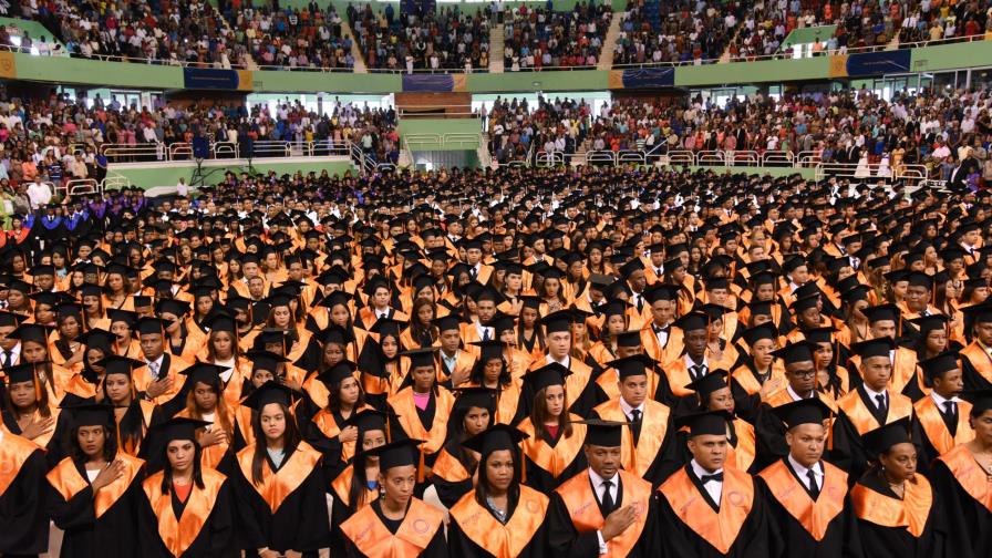 Universidad O&M gradúa 1,501 profesionales en diferentes áreas