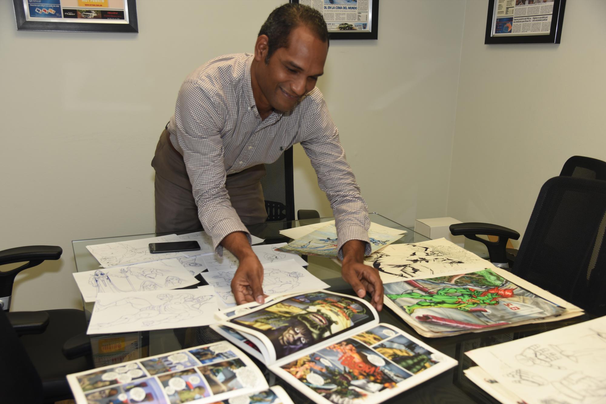 Ramírez muestra algunos de los cómics creados por Ramírez.