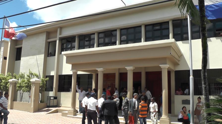 Reenvían por segunda vez coerción contra mujer que arrodillaba a su hija bajo el sol