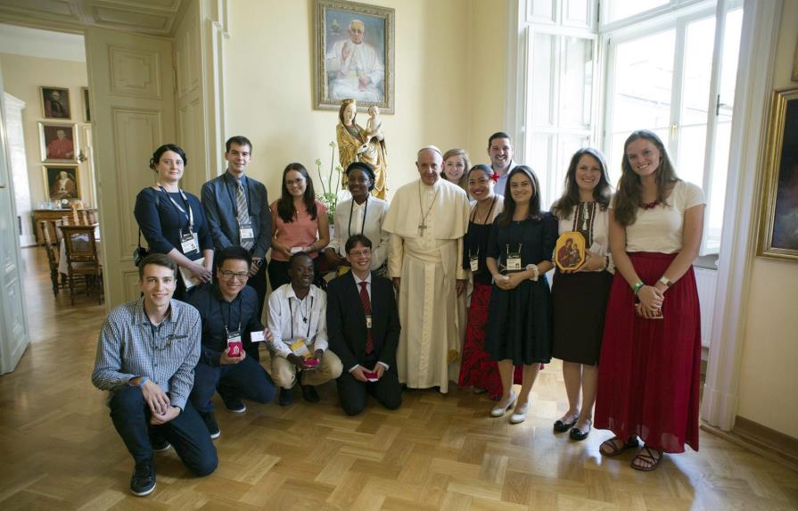 El papa Francisco confirma en una comida con jóvenes que viajará a Colombia en 2017