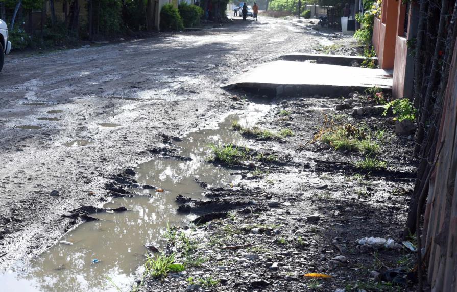 Reclaman reparación de carretera en comunidades de Moca