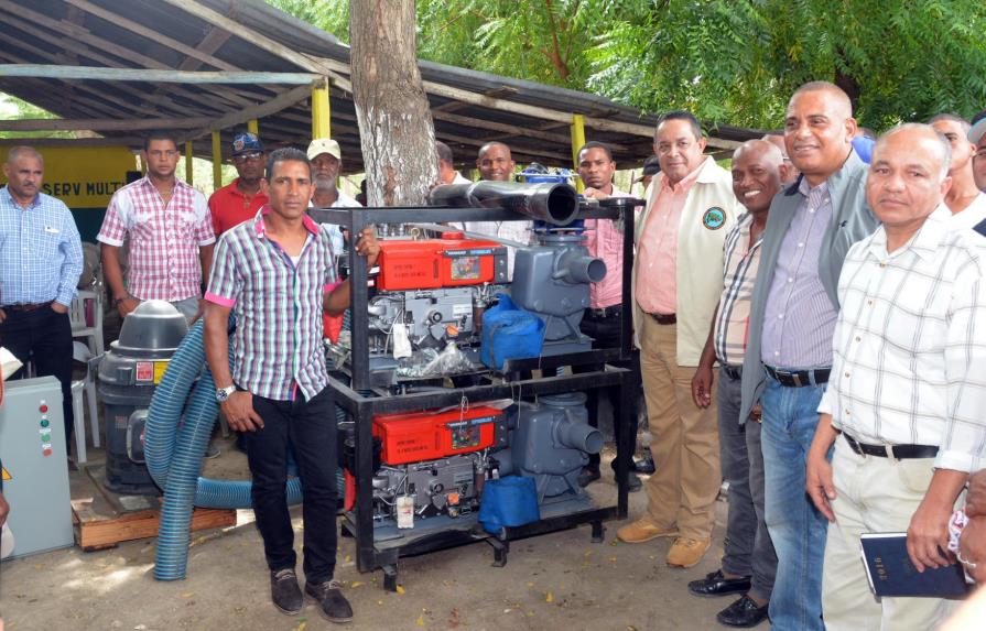 Gobierno entrega tractor y electrobombas a productores de Tamayo