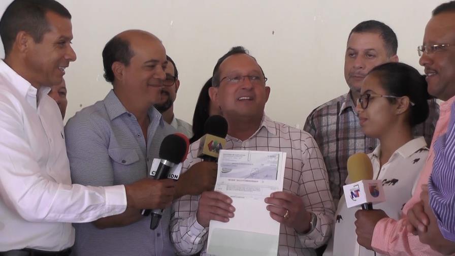 Ministro de Agricultura entregó RD$ 9.0 MM para cuatro centros de acopio de leche Ministro de Agricultura entregó RD$ 9.0 MM para cuatro centros de acopio de leche