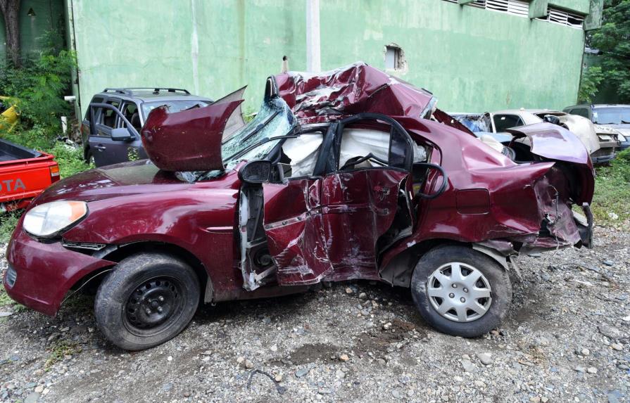 Muere hombre tras chocar vehículo que conducía con un poste en avenida de Santiago