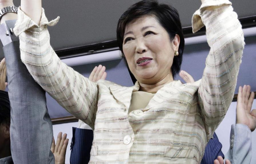 Tokio elige por primera vez a una mujer como gobernadora 