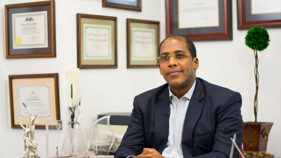 Hiddekel Morrison presenta su nuevo libro Historia de las Telecomunicaciones