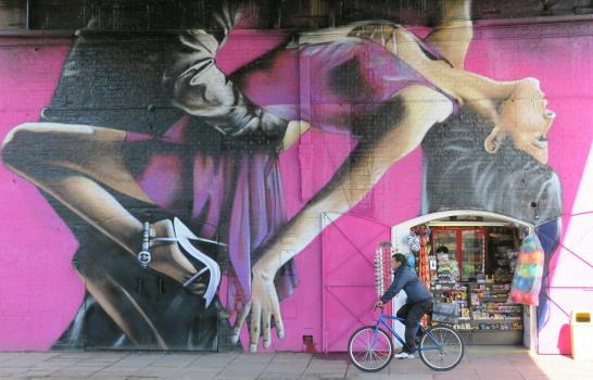 El tango y Gardel invaden paredes de Buenos Aires en un mural a ritmo de 2x4