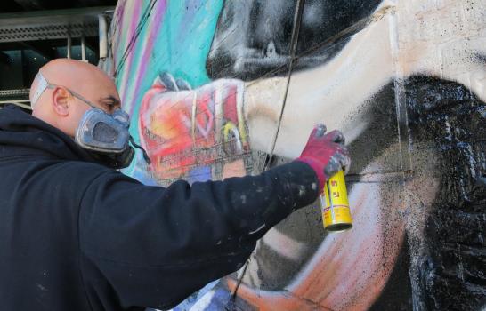 El tango y Gardel invaden paredes de Buenos Aires en un mural a ritmo de 2x4
