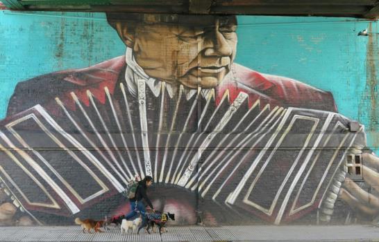 El tango y Gardel invaden paredes de Buenos Aires en un mural a ritmo de 2x4