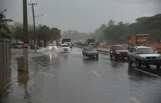 Lluvias y vientos generados por onda tropical comienzan a causar estragos en territorio dominicano