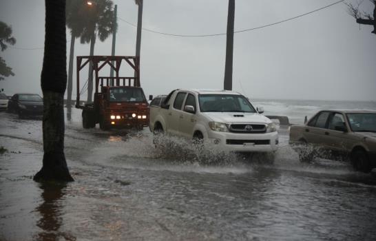 Lluvias y vientos generados por onda tropical comienzan a causar estragos en territorio dominicano