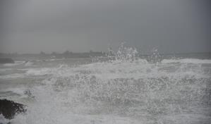 Mantienen alerta por oleaje anormal en costas de Pedernales; polvo sahariano limita lluvias