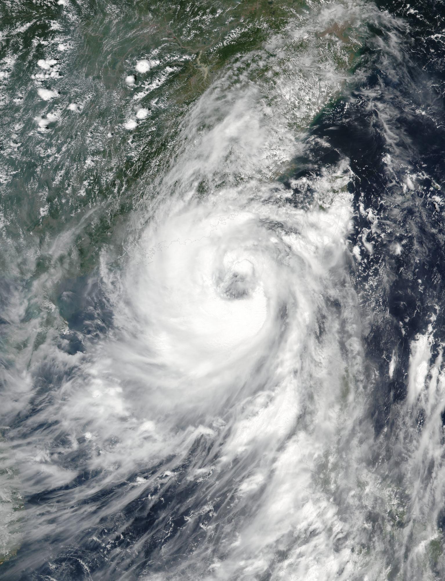 Fotografía cedida por NASA del satélite Suomi NPP NASA-NOAA, del tifón Nida aproximándose a China. 