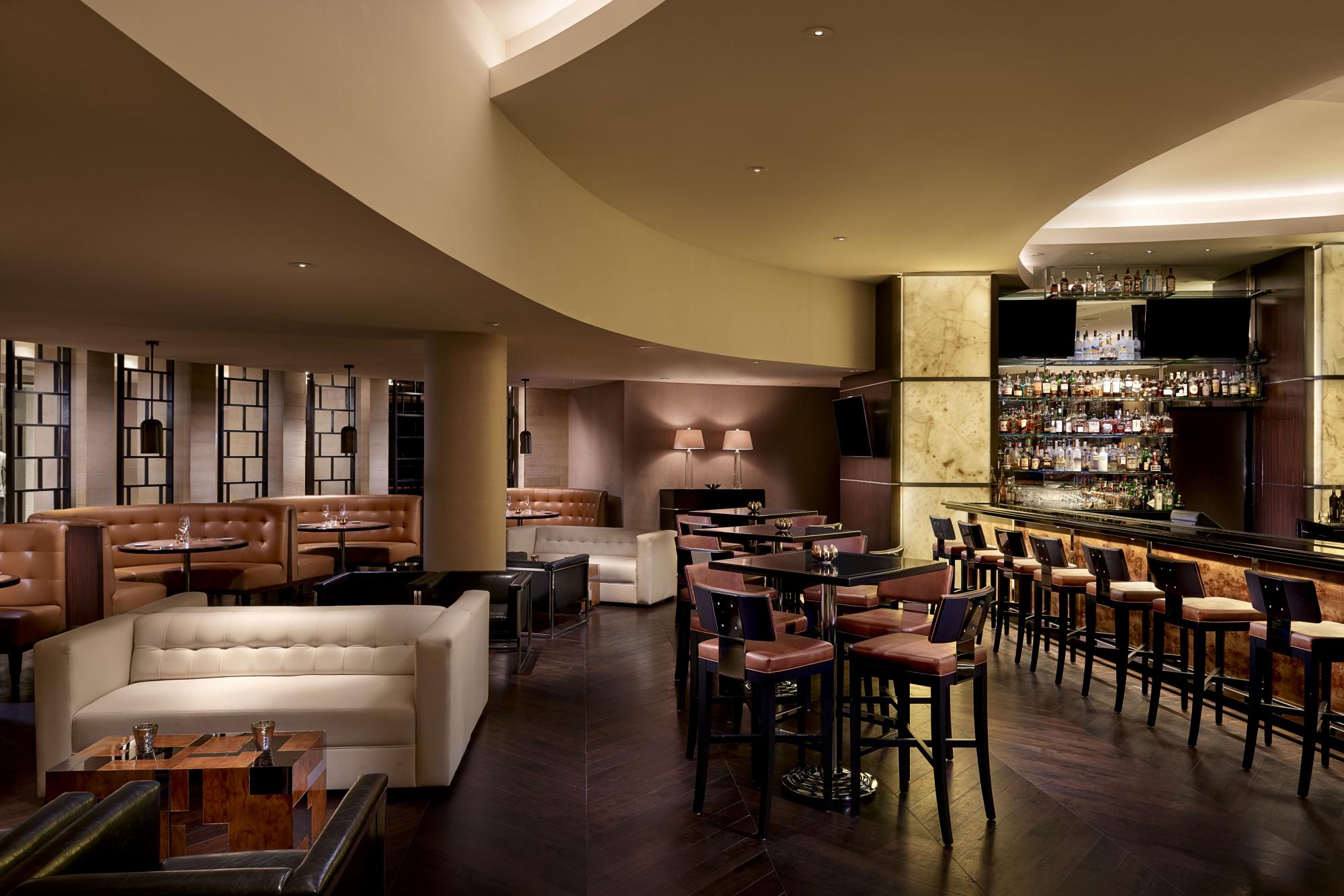 Interior del restaurante de Miami Beach (Florida) StripSteak del chef Michael Mina, dentro del hotel Fontainebleau.