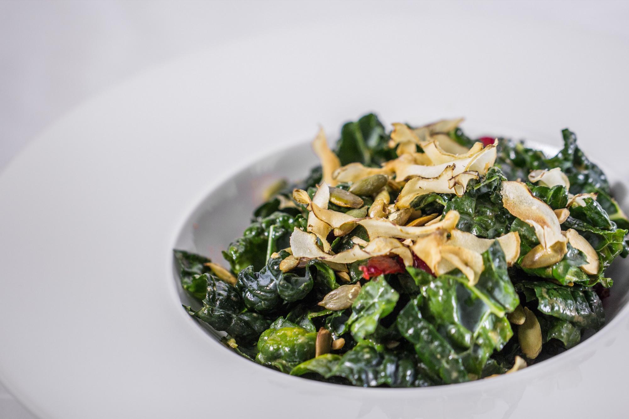 Ensalada de berzas del restaurante StripSteak del chef Michael Mina, dentro del hotel Fontainebleau.