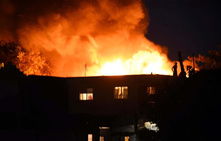 Fuego afecta varias viviendas en Santiago; al menos tres personas afectadas por la humareda