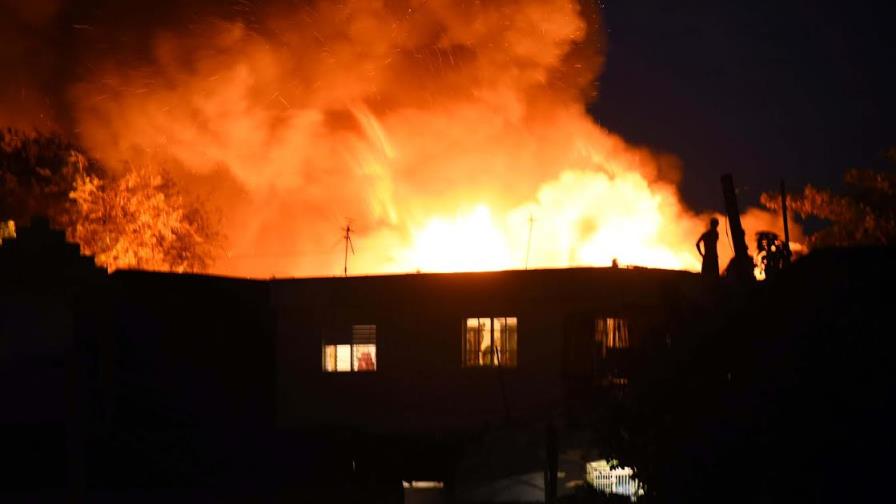 Fuego afecta varias viviendas en Santiago; al menos tres personas afectadas por la humareda Fuego afecta varias viviendas en Santiago; al menos tres personas afectadas por la humareda