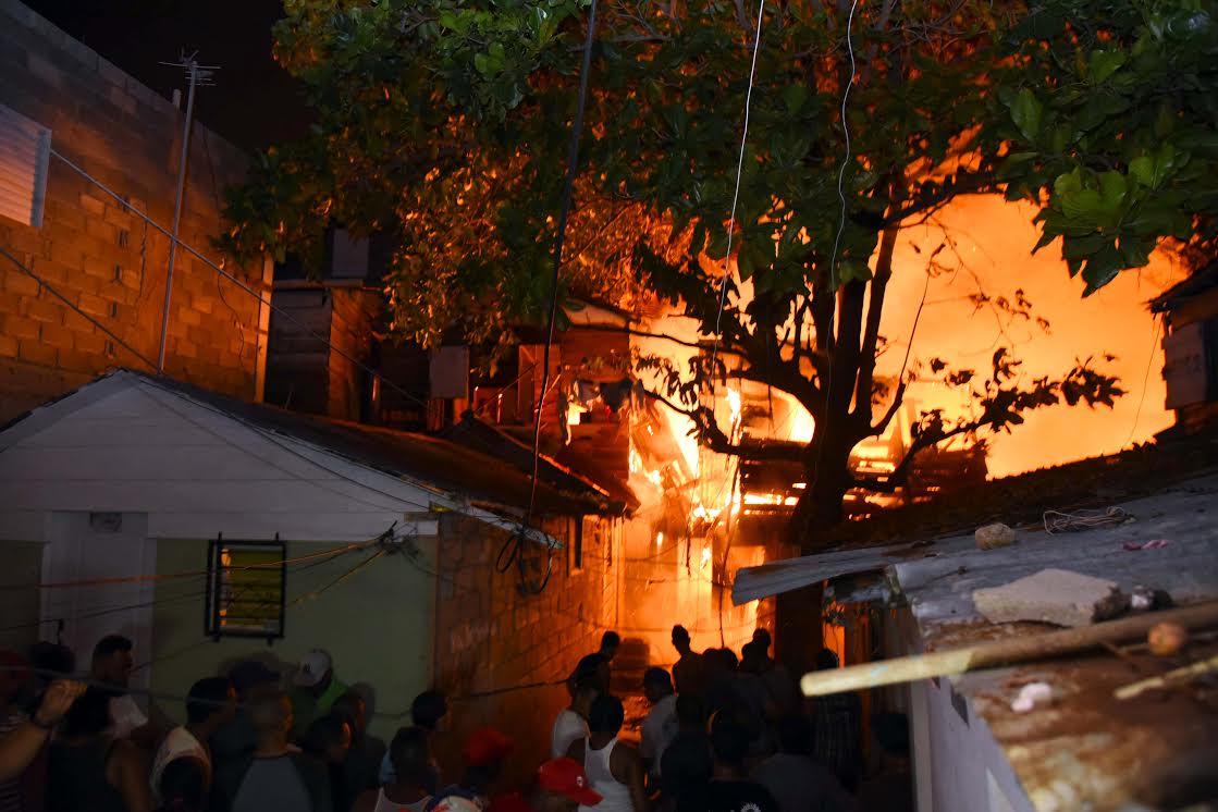 Tres personas están efectadas por la humareda hasta el momento .