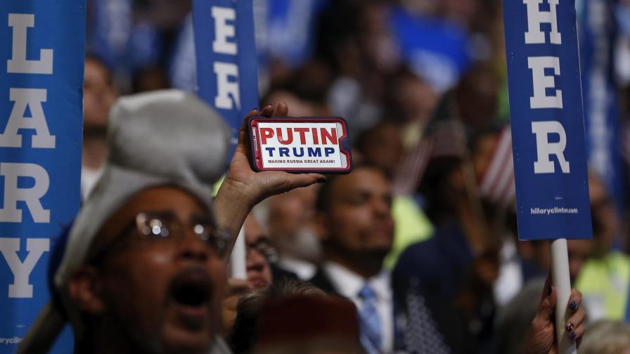 Tres altos cargos del Comité Demócrata renuncian por escándalo de los correos Tres altos cargos del Comité Demócrata renuncian por escándalo de los correos