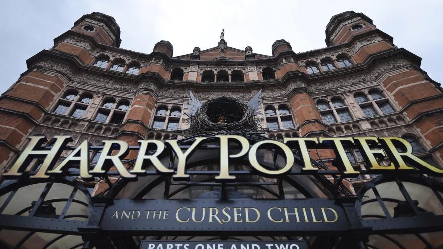 El libro del musical de Harry Potter bate récords de ventas en el Reino Unido